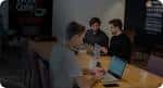 Área de coworking con personas trabajando en mesas compartidas
