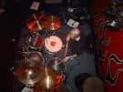 Vista aérea de un baterista tocando en el escenario