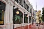 Perspectiva de la fachada del Kiosco Alfonso con farolas