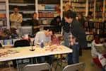 Autor firmando libros en un evento en la Libraría Cartabón