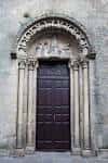 Detalle de la puerta principal románica de la iglesia