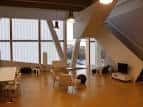 Zona de estar moderna con grandes ventanales y diseño arquitectónico