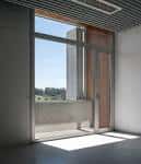 Ventanal interior con vistas al exterior y luz natural