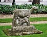 Escultura de oveja con corderos en el césped de la Praza de Compostela