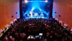 Concierto en la Sala Capitol con banda en el escenario y público