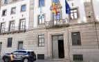 Entrada principal de la Audiencia Provincial de Pontevedra con banderas