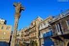 Cruceiro tradicional en la Plaza del Berbés bajo cielo azul