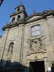 Vista exterior de la Iglesia de la Compañía bajo cielo azul
