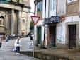 Esquina de calle con edificios antiguos y señal de tráfico en Santiago de Compostela