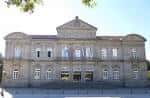Fachada principal del Pazo Provincial de Pontevedra con banderas