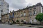 Vista lateral de la Casa Consistorial de Betanzos con banderas