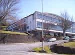 Vista exterior del Pabellón Municipal de Deportes de Lugo bajo un cielo despejado