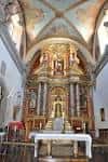 Interior de la Iglesia de San Miguel dos Agros con altar barroco