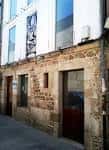Vista exterior de la Casa Museo María Pita con fachada de piedra y ventanas modernas