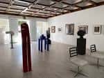 Interior de la Galería José Lorenzo con obras de arte y mobiliario moderno