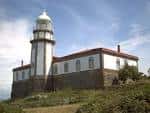 Faro de la Isla de Ons bajo un cielo azul