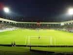 Estadio Municipal de A Malata iluminado por la noche durante un evento