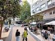 Plaza peatonal con árboles y terrazas en el barrio de Os Mallos