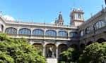 Patio central del Colexio de Fonseca con jardín y arquitectura de arcos