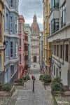 Vista de la calle Porta de Aires con edificios coloridos y la Colegiata al fondo