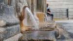 Detalle del agua termal brotando de un caño de As Burgas
