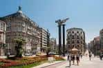 Vista panorámica de la Praza Porta do Sol con la estatua del Sireno y edificios circundantes