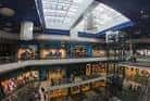 Interior principal del Centro Comercial As Cancelas con múltiples niveles y luz cenital.