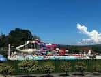 Parque acuático con toboganes y piscinas en el Complexo Deportivo Monterrei