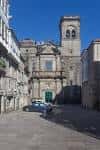 Fachada principal de la Igrexa de Santo Agostiño en día soleado