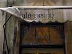 Entrada del Café Casino con toldo y letrero