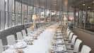 Salón de eventos o comedor privado con mesa larga preparada