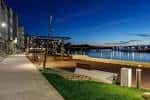 Paseo marítimo de Bouzas iluminado al anochecer con vistas a la ría