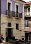 Fachada exterior de La Gramola en Pontevedra durante el día