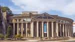 Fachada principal del Palacio de la Ópera con columnas y cielo azul