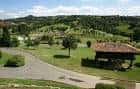 Paisaje del Parque de Invierno con prados y un hórreo tradicional asturiano