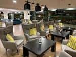 Zona de estar o lobby con sillones y mesas de centro
