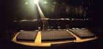Interior del Auditorio de Ourense con foco de luz en el escenario