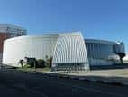 Edificio moderno de diseño circular, posible centro de eventos en la Plaza Emilio Jaspe Deza