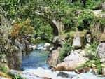 Vista panorámica del puente medieval y el río Almofrei