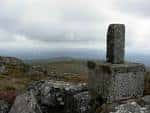 Hito de piedra en la cima de la Serra da Martiñá