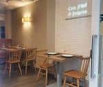Zona de comedor moderna de Casa Fidel O'Pulpeiro con iluminación cálida y cartel identificativo