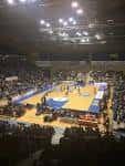 Interior del Multiusos Fontes do Sar durante un partido de baloncesto