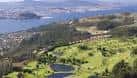 Vista aérea del campo de golf con la ría de Vigo y la ciudad a lo lejos