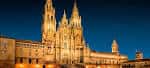 Vista nocturna de la Catedral de Santiago de Compostela y edificios adyacentes