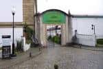 Entrada principal del Museo de la Construcción Naval con arco de piedra
