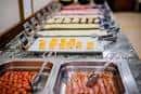 Variedad de platos en un buffet de desayuno o evento