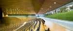 Interior moderno del auditorio con asientos y diseño de techo