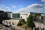 Vista elevada del Edificio Multiusos de la Xunta de Galicia y su plaza