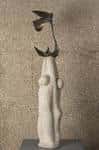 Escultura abstracta de Manuel Buciños exhibida en el Parlamento de Galicia