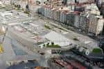 Perspectiva aérea del complejo Vialia Estación de Vigo junto a las vías del tren